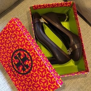 Tory Burch brown leather pumps